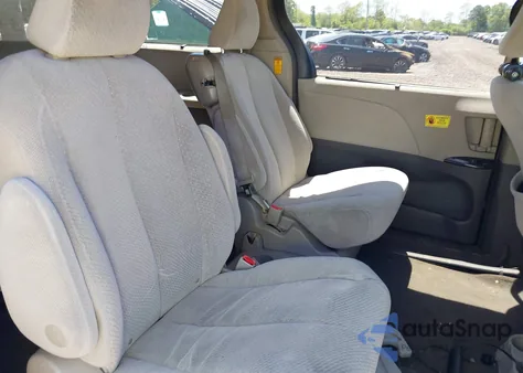 2014 Toyota Sienna Le V6 8 Passenger z USA, uszkodzony, nr VIN 5TDKK3DC6ES453200